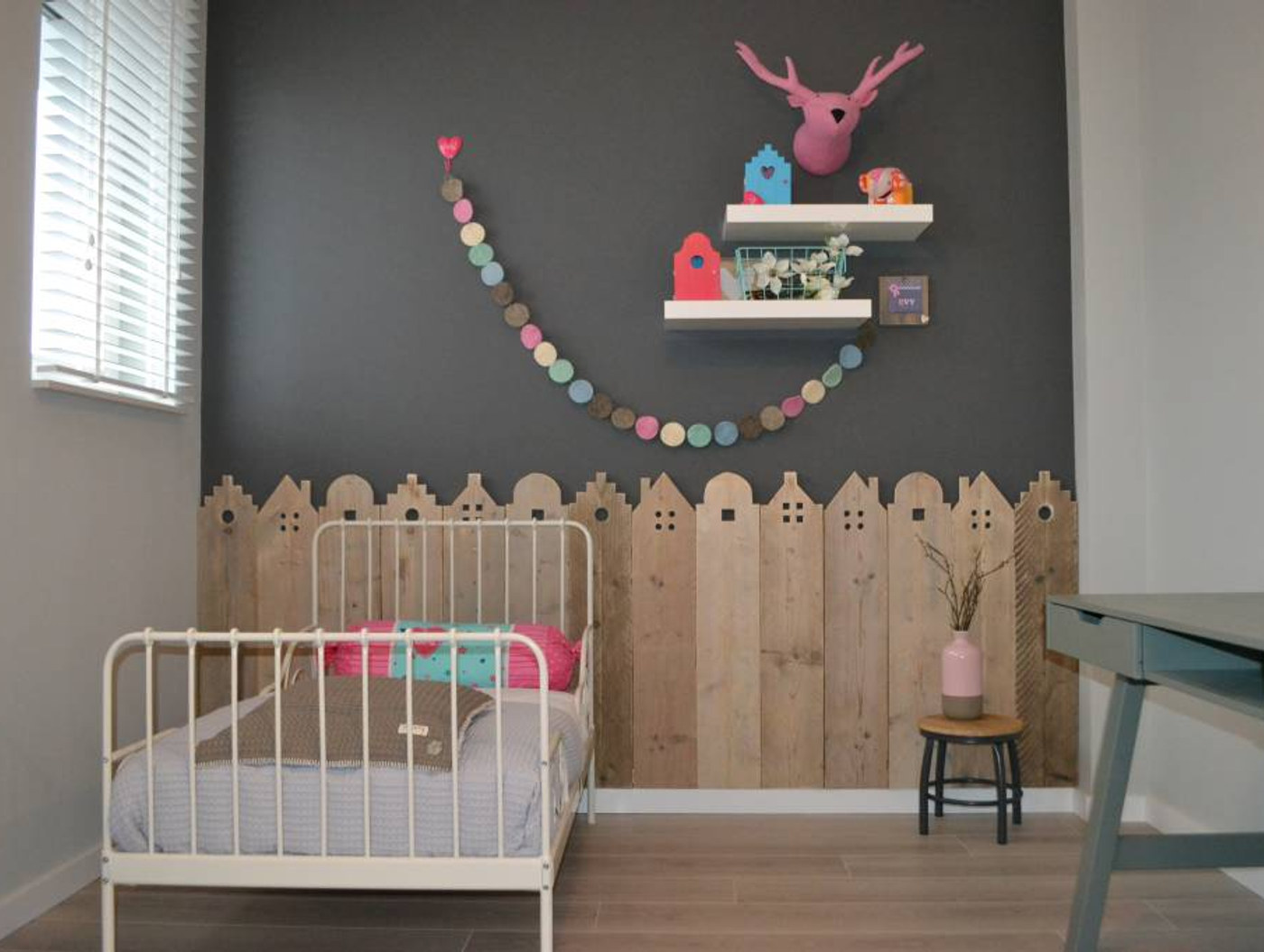 Kinderkamer met steigerhouten huisjeswand