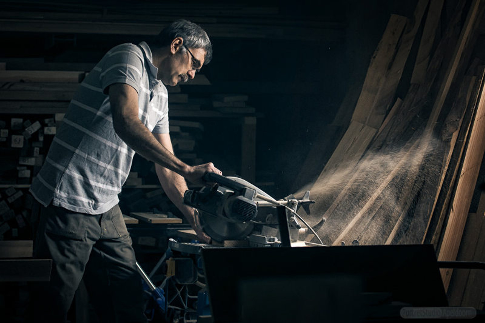 Meubelmaker aan het werk in de werkplaats van Houthuus